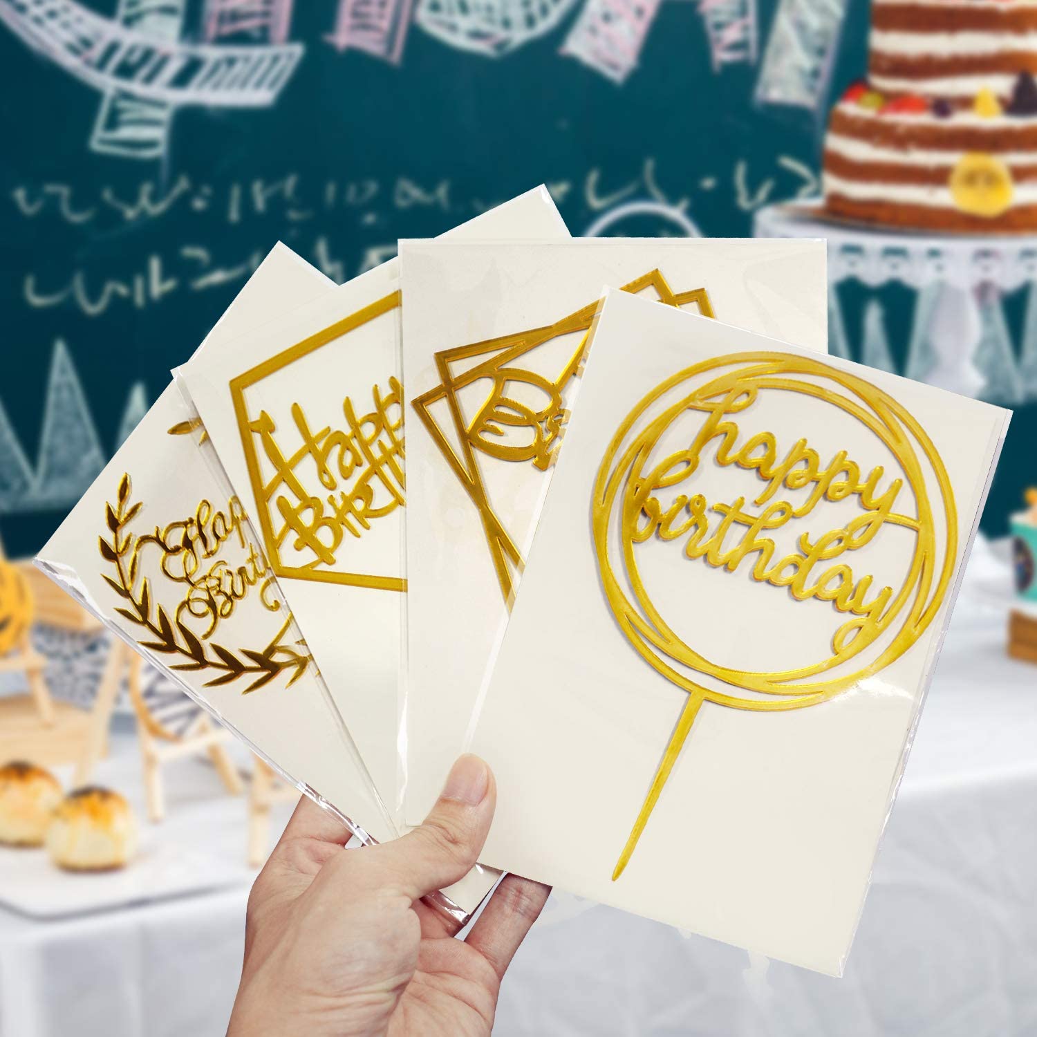 Set aus Goldenen Happy Birthday- Cake Topper aus Acryl, gehalten wie ein Fächer von einer Hand